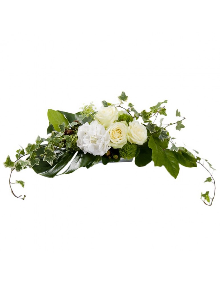Arrangement de table piqué roses hortensia blancs Arrangement de table piqué roses hortensia blancs