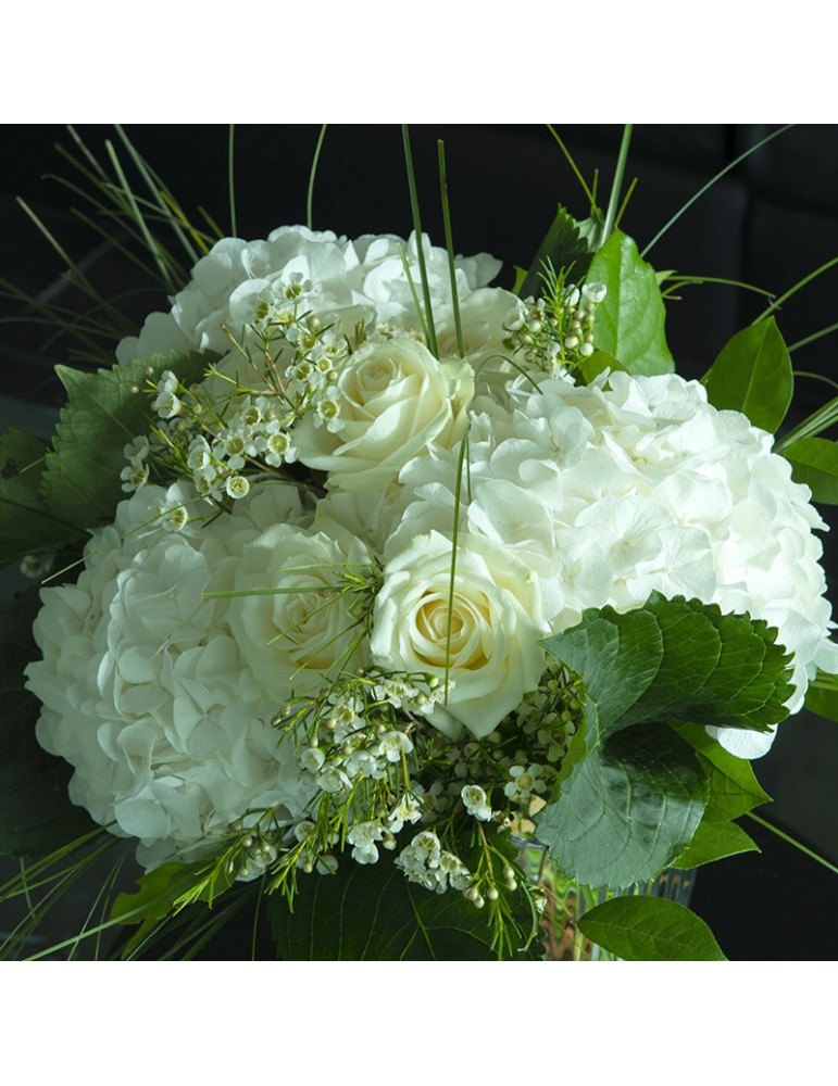 Imposant bouquet hortensias et roses blanches