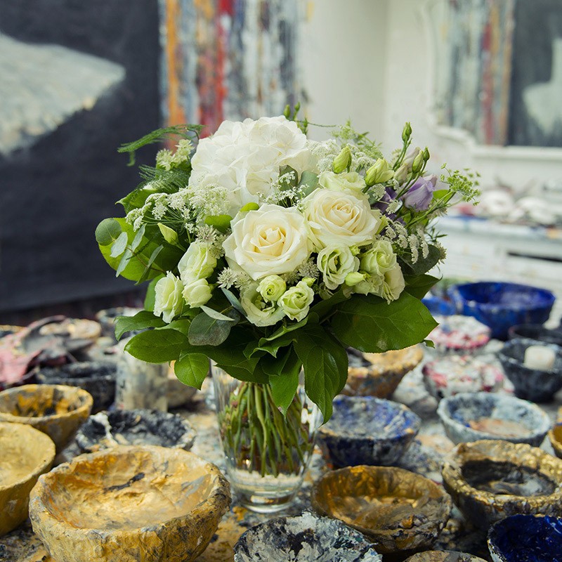 élégant bouquet rond de roses blanches et lisianthus riche feuillages