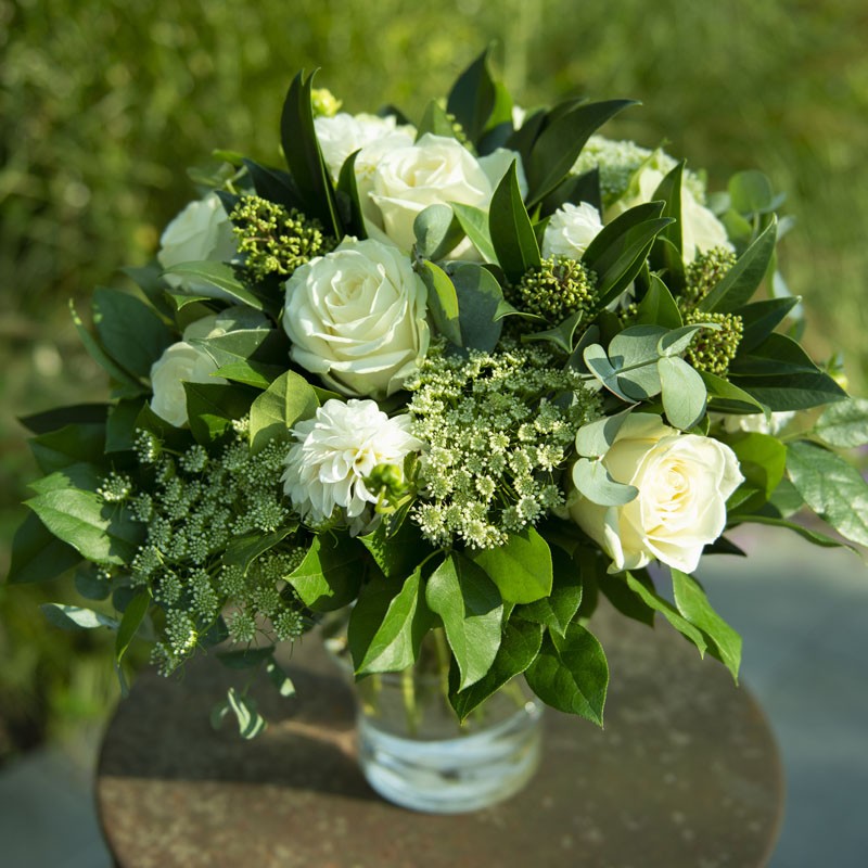 Splendide et solide bouquet blanc et vert roses dahlias feuillages