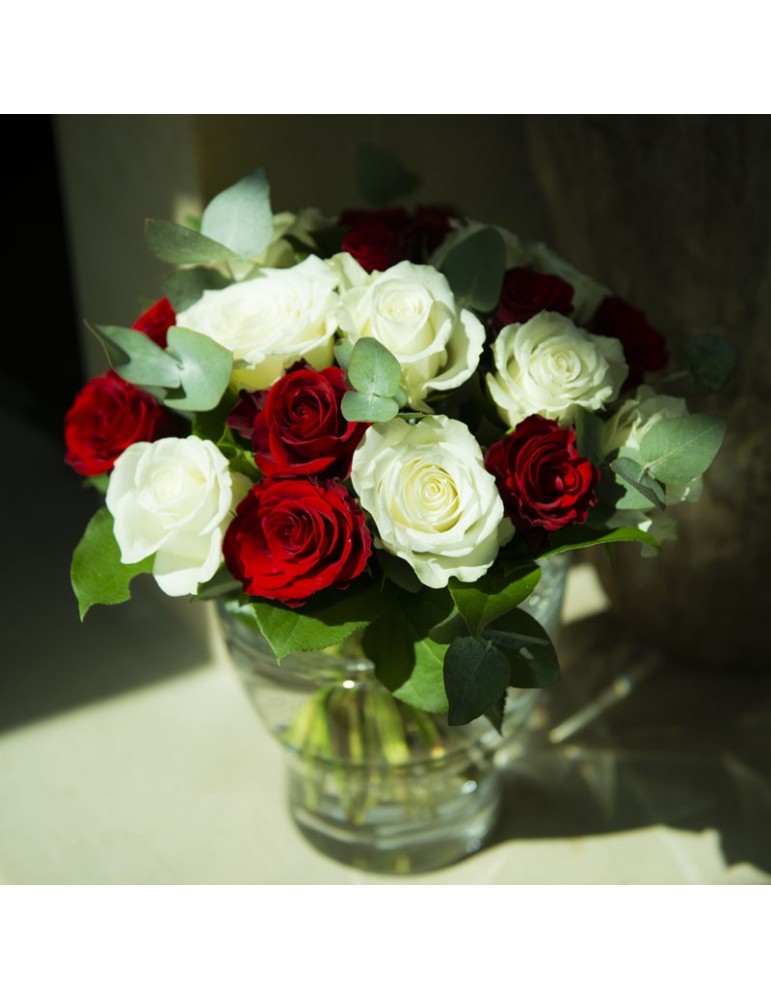 bouquet rond de roses dans vase