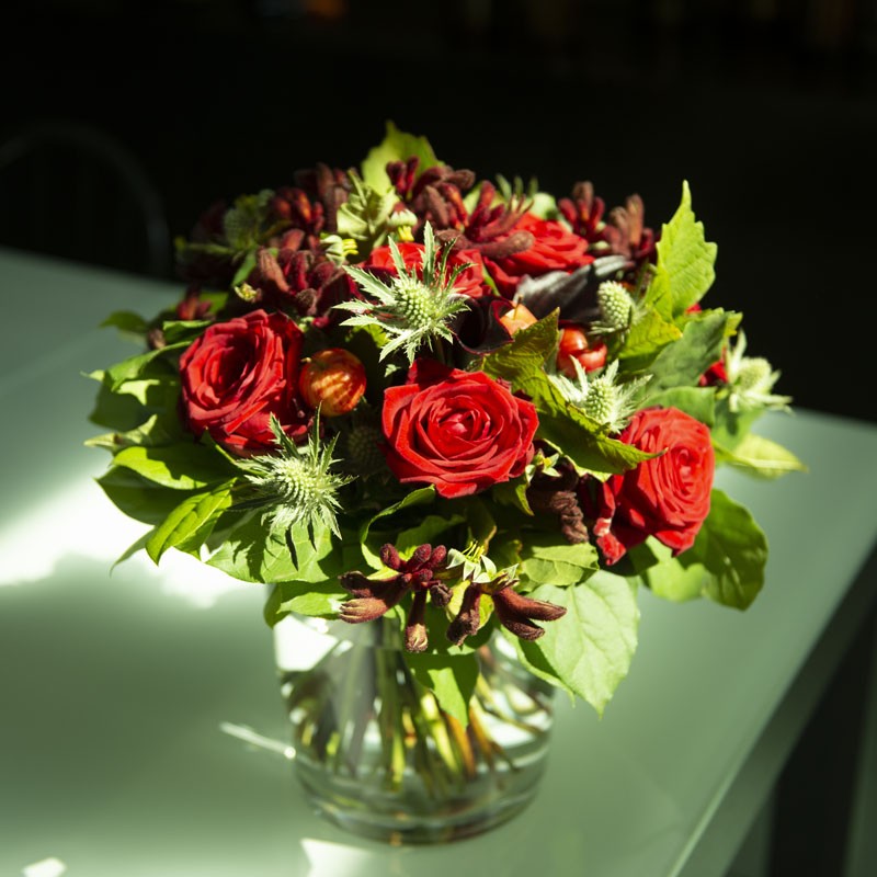 bouquet rouge sombre roses et pattes de kangourou