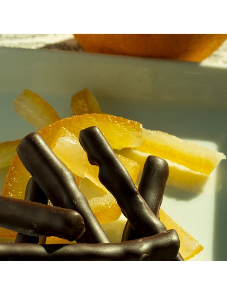 chocolat noir et écorce d'orange confites sur assiette