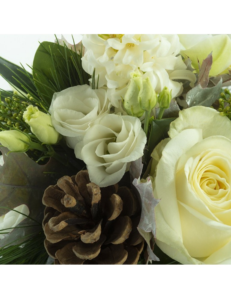 Rose blanche lisianthus et pomme de pin
