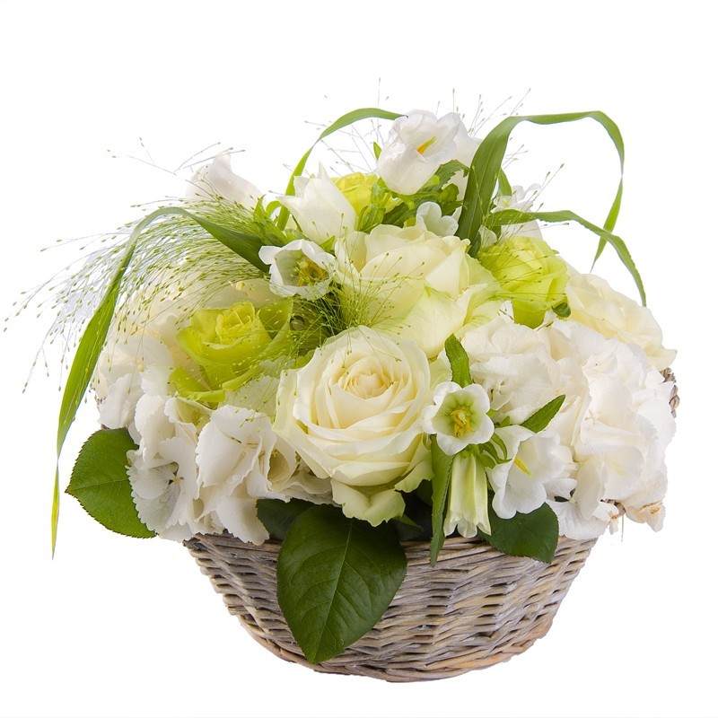 Panier en osier fleurs blanches