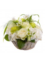 Panier en osier fleurs blanches