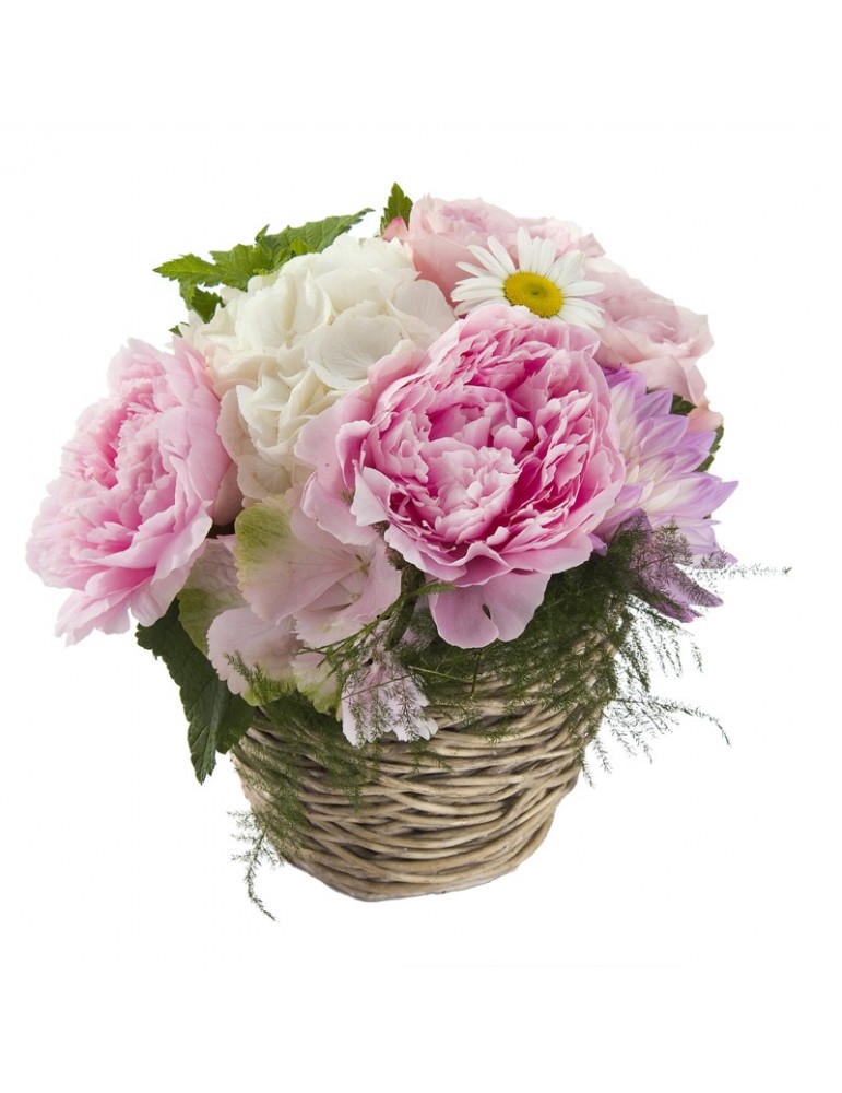 Arrangement floral piqué dans un panier d'osier
