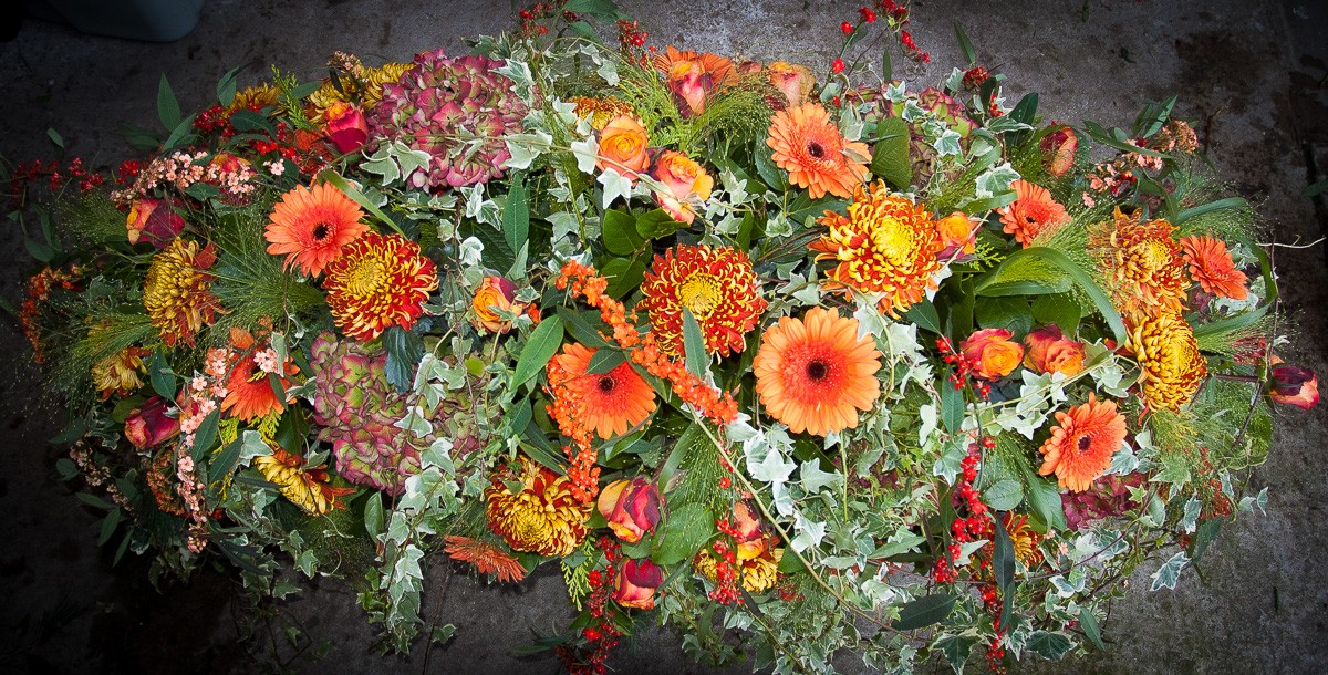 Dessus de cercueil fleurs oranges