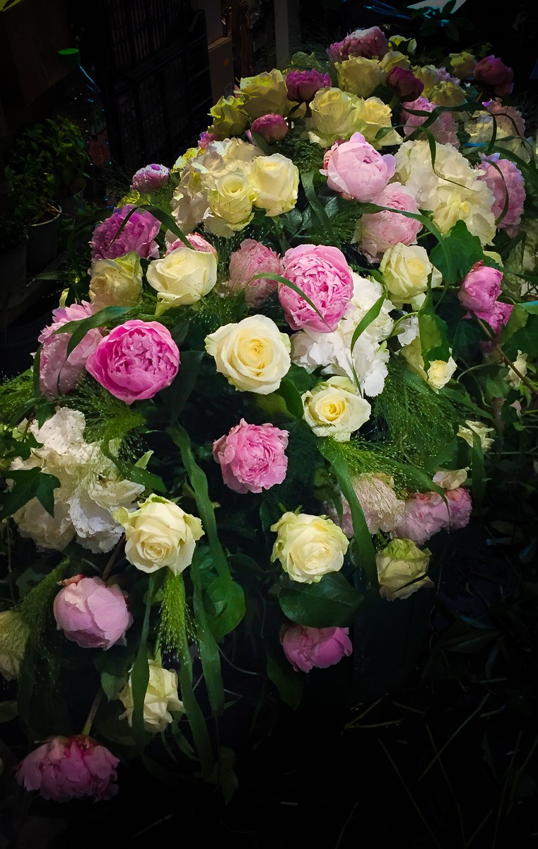 Dessus de cercueil fleurs roses blanches pivoines et hortensia