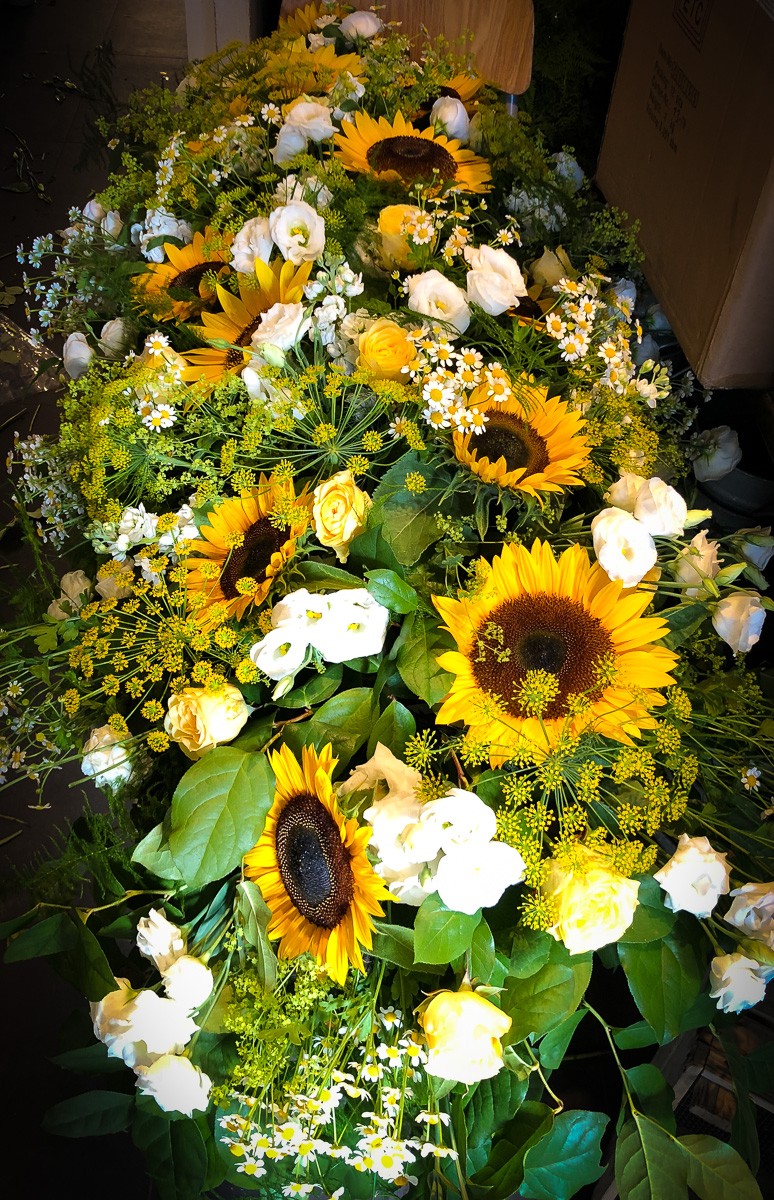 Dessus de cercueil fleurs jaunes tournesols et fleurs d'été