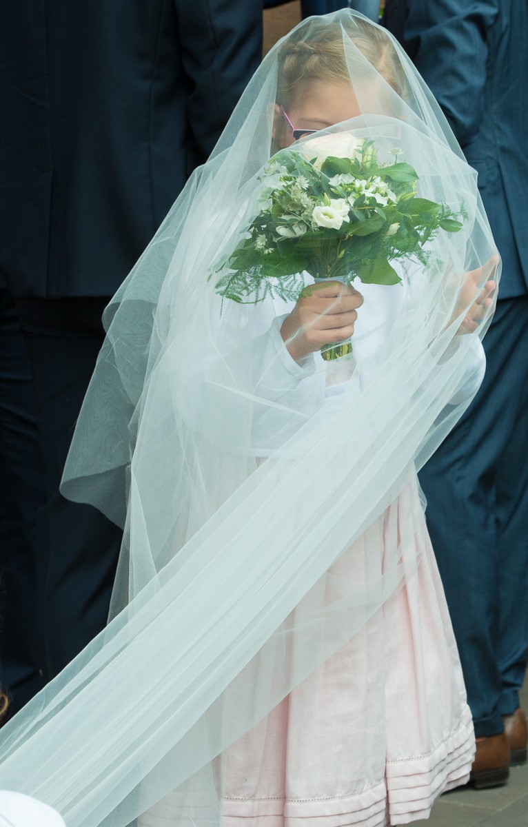 Mariage enfant avec bouquet de fleurs