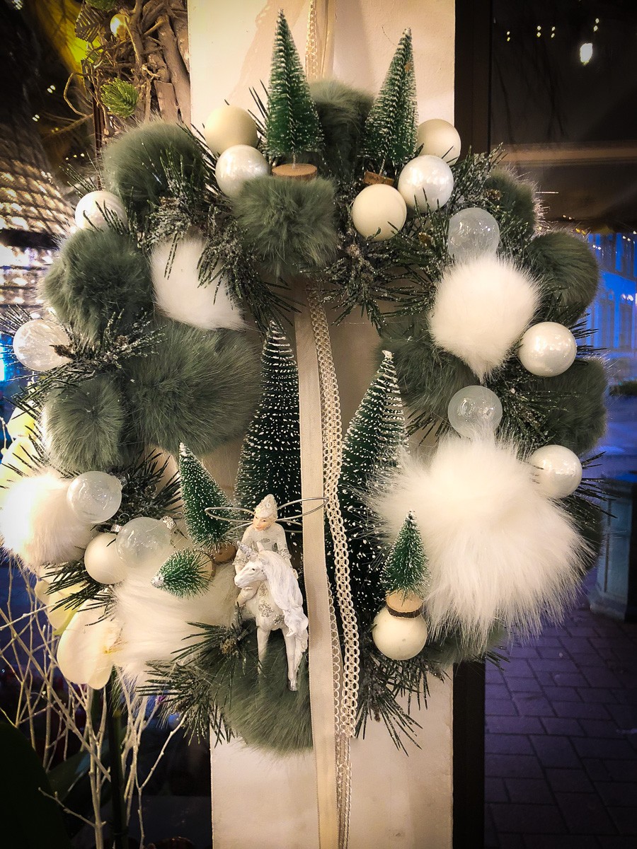 Noël Couronne bienvenue sapin et décorations blanches 